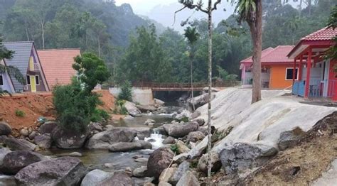 Located along the northern coast of penang island and about 11 km (6.8 mi) northwest of the city centre. Chalet Latip D'Ayer Itam Tepi Jeram Sungai - Jelajah Maya