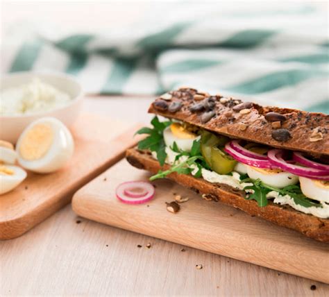 Mi almuerzo de hoy es, bocadillo con pan muy crujiente, pechuga de pollo a la plancha con rodajas de tomate, cebolla dulce, lechuga y mayonesa. Bocadillo vegetal con queso | Naturarla