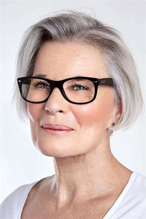 14 Best Hairstyles For Women Over 50 With Glasses