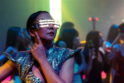 Grupo De Personas Bailan En La Discoteca Al Ritmo De La Música De Dj En