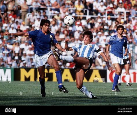 Italia V Argentina Copa Mundial De Fútbol De 1982 Passarella Fotografía De Stock Alamy