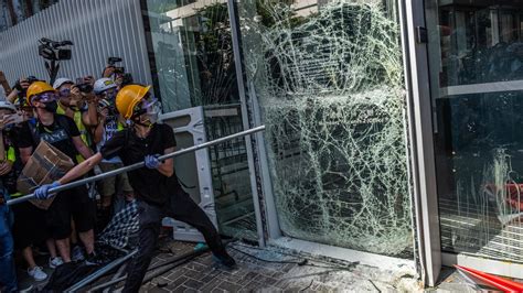 Sing pao daily news (chinese: Photos of Destruction and Debate in the Hong Kong Protests ...