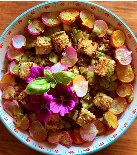 Il tofu strapazzato con zucchine e curcuma è un secondo vegano saziante e leggero, semplice e cuocete le zucchine per qualche minuto, poi aggiungete il tofu, sbriciolandolo grossolanamente con. Insalata fredda di segale con zucchine, rapanelli cotti e ...