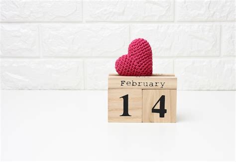 Calendario De Madera Con Fecha 14 De Febrero Y Corazón De Punto Rojo