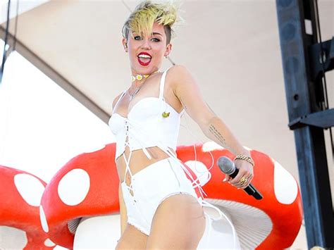 Iheartradio Music Festival Miley Cyrus Twerks Post Split Plus More