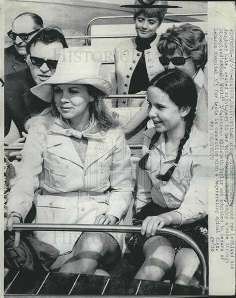1969 Press Photo Actor Richard Burton Daughter Kate Riding Small World Historic Images