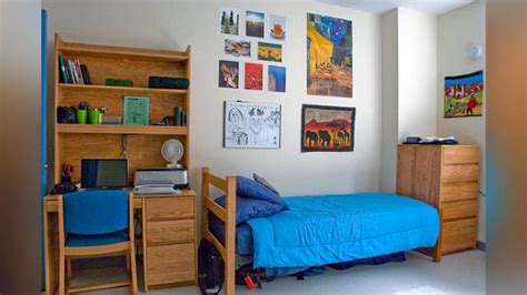 Tempat tidur tinggi sangat cocok ketika anda ingin mengkombinasikan beberapa fungsi sekaligus di dalam ruang berukuran terbatas. Tips Menata Ruang Kamar Asrama atau Kos Agar Tidak Sumpek | Informasi Rumah Idaman Untuk Keluarga