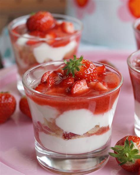 leichtes Erdbeeren-Tiramisu im Glas | Gingerbread dessert, Food, Desserts