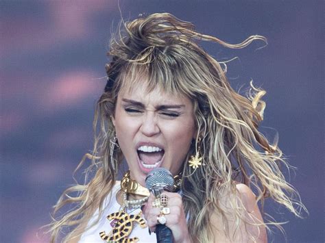 Emotional Miley Cyrus Fights Back Tears During Pre Super Bowl Performance Shropshire Star
