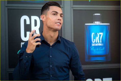 Športen, energičen in modern, cr7 eau de toilette je dišava za spontanega in na poti mladega moškega, ki si želi živeti življenje kot njegov idol. Cristiano Ronaldo launched His New Fragrance 'CR7 Game On ...