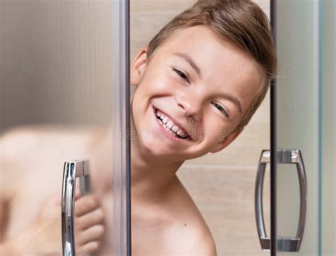 O Menino Adolescente Toma Um Chuveiro No Banheiro Foto De Stock Imagem De Banheira Pessoa