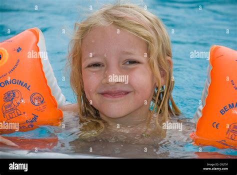 Schwimmunterricht Mädchen Fotos Und Bildmaterial In Hoher Auflösung Alamy