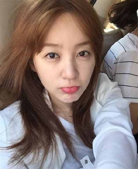 Yoon Eun Hye Updates Fans With A Natural Looking Selca
