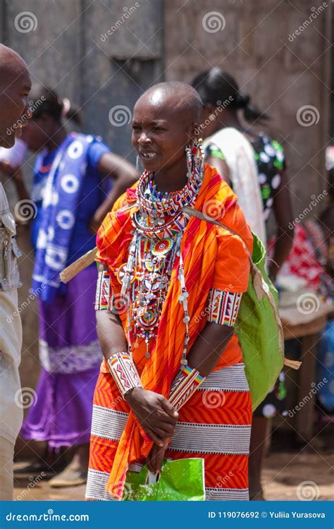 Mulher Vestida Tradicional Do Tribo Do Masai Em África Kenya