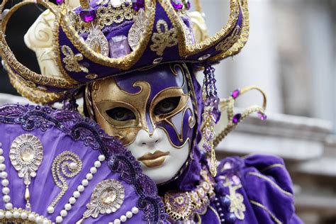 Di Che Materiale Erano Fatte Le Prime Maschere Del Carnevale Di Venezia