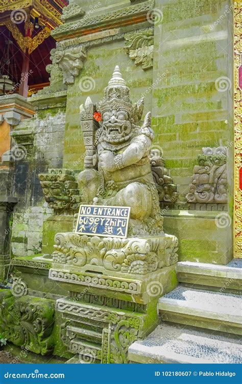 Bali Indonesia 5 De Abril De 2017 Estatua De Piedra Hermosa En El