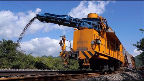 Giant Machine Helps Chinese Railway Workers Upgrade Track Youtube