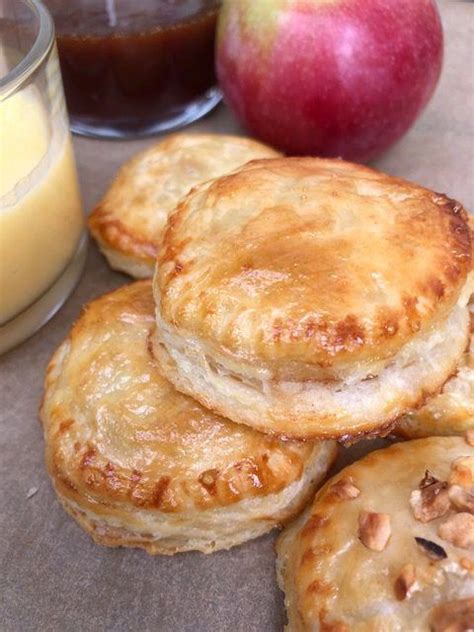 snacks äppelpajer med kanelsås och vaniljkräm alla goda ting snacks picknickmat recept bakverk