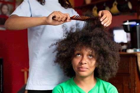 Girl Helping To Comb Her Sisters Kinky Hair Del Colaborador De