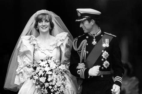 Van haar tragische levensverhaal tot haar meest iconische looks én de actrice(s) die haar deze geheime boodschap zat verwerkt in de bruidsjurk van prinses diana. Kroonprins Charles en Hertogin Camilla
