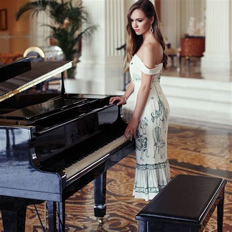 Book A Female Pianist Dubai Scarlett Entertainment
