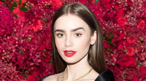 Emily In Paris Lily Collins Mostró A Su Mamá En Las Redes Sociales