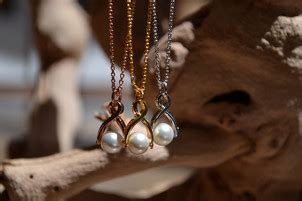 Yet researchers say that a simple blood test can change that. Why Wear Pearls for Lung Cancer?