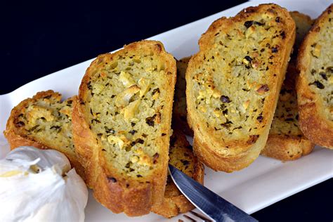 Hidratar el pan en la leche líquida. Pan de ajo con pan de pueblo