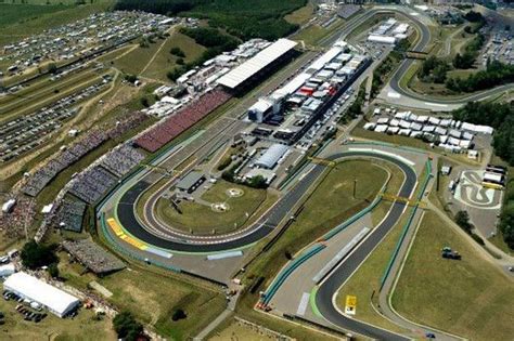 Gives a spectacular view to the start and finish line, the boxes, turn 1 and 14, the opening ceremony, the race start and race finish, and the award ceremony. Is Hungaroring klaar voor twee races? "Grand Prix heel ...