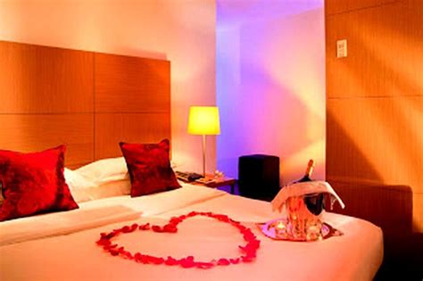 Everyone has a different idea of what the perfect romantic bedroom escape looks like. romantic-bedroom-ideas-with-rose-petals.jpg (800×533 ...