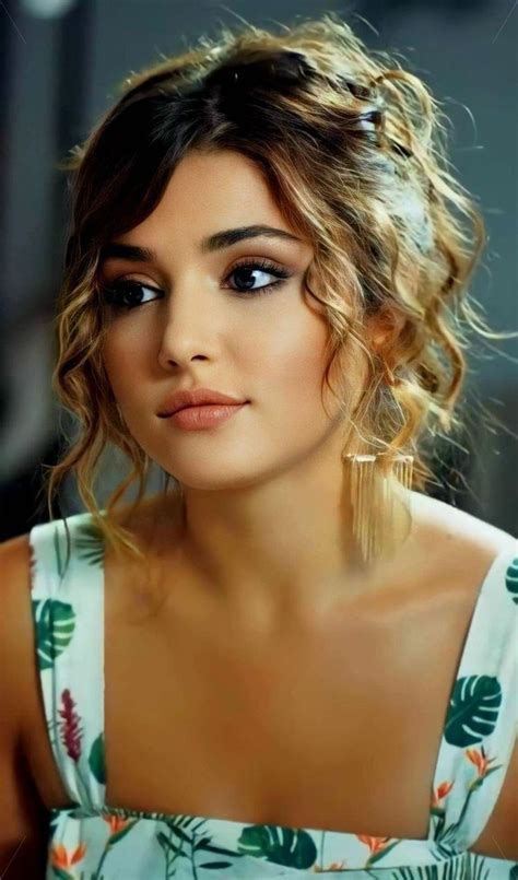 Hande Erçel starred in the series Aşk Laftan Anlamaz as