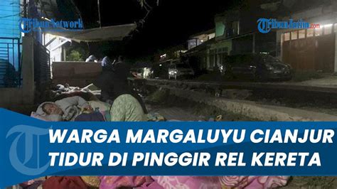 Warga Margaluyu Cianjur Tidur Di Pinggir Rel Kereta Karena Takut Gempa