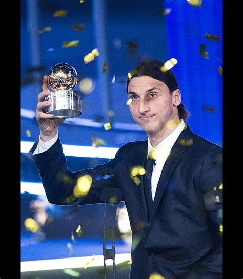 Vid O La Star Du Psg Zlatan Ibrahimovic Remporte Le Ballon D Or