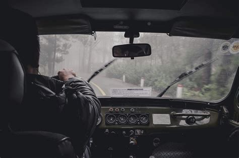 4 Tips For Driving In The Rain The Aspiring Gentleman