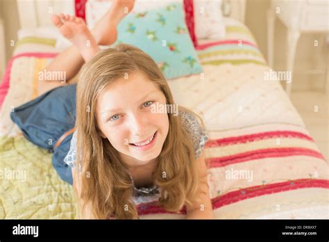 Lächelndes Mädchen Auf Bett Stockfotografie Alamy