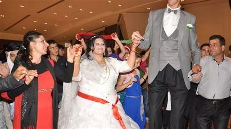 Pictures World S Tallest Man Sultan Kosen Marries Bride Who Barely