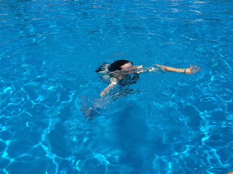 Fotos gratis mar agua líquido niña mujer mojado verano onda buceo piscina claro