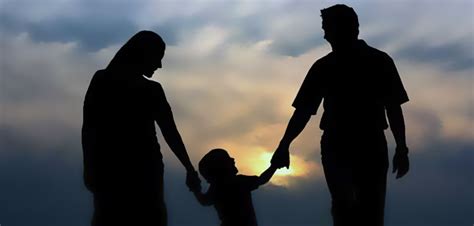 Seperti anak sah taraf, anak luar nikah juga mempunyai hak yang boleh dituntut dari kedua ibu bapanya. Kewajiban Laki-laki terhadap Anak dan Istrinya - seruni.id