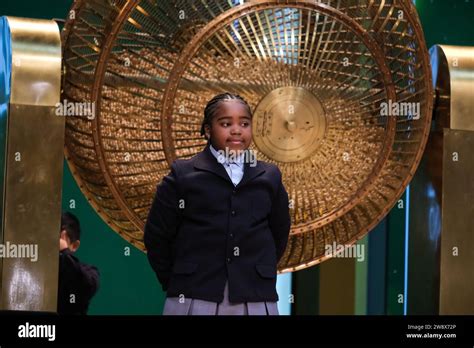 Les enfants de San Ildefonso chantent les boules de loterie avec les