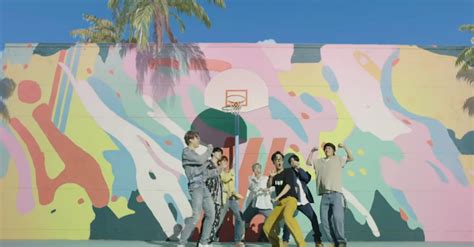 Aku tidak mengerti apa yang orang katakan ketukan mana yang harus kita cocokkan jika kau mengambil satu langkah lagi, satu langkah tumbuh dalam bayangan di mana aku bangun dari tidur aku? Trending di Youtube, Ini Lirik Lagu BTS Dynamite