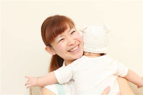 Maman Japonaise Et Son Bébé Photo Stock Image Du Assez Famille 44451696