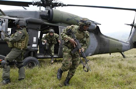 El ejército nacional de colombia es la fuerza armada terrestre legítima que opera en la república de colombia. Las FARC y el ejército colombiano inician preparativos ...