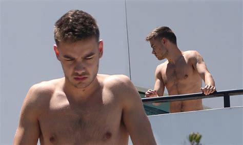 One Direction S Liam Payne Gives Onlookers A Treat As He Shows Off His