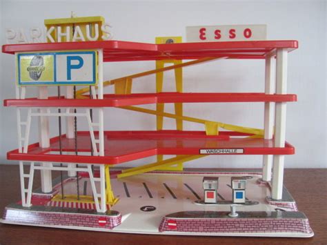 We offer news, trading, an item database, event coverage, team highlights and more! Wader - ARAL Parkeergarage No.5051 voor 1/43 modellen ...