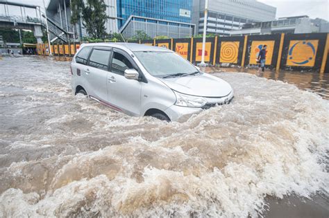 Toll In Jakarta Floods Landslides Reaches 43