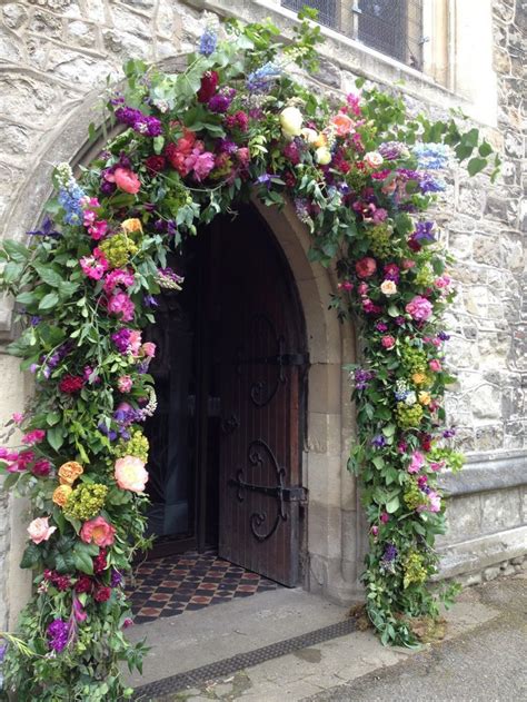 Arco Floral Colorido Para Una Ceremonia De Iglesia En 2020 Decoracion