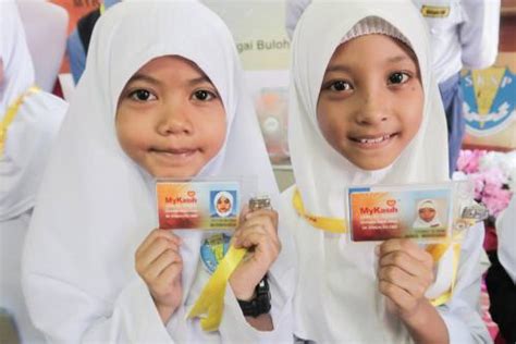 Rm1.544bil from garment manufactur­er in the 1970s to a fashion retailer with a market capitalisa­tion of rm3.47bil as at the end of 2017 is quite the achievemen­t. Photos - MyKasih