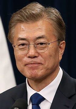 He's like the korean forrest gump, but in real life. Moon Jae-in - Wikipedia, den frie encyklopædi