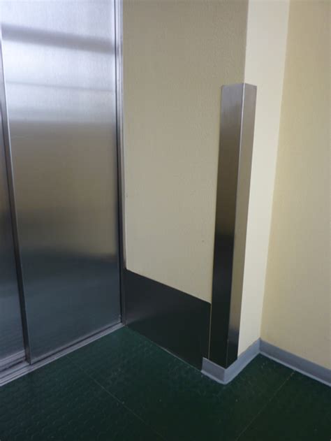 Wer seine gewerblichen oder privaten räume dauerhalft schön halten möchte, sollte auf den einsatz von kantenschutzprofilen nicht verzichten. Edelstahl Kantenschutz Eckschiene 2000 oder 2500mm 60x60mm ...
