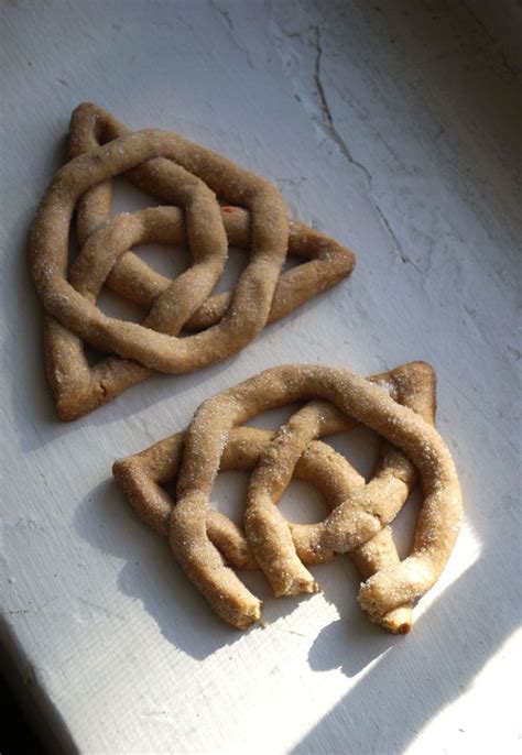 Christmas cookie recipes for santa on christmas eve | irishcentral.com. Celtic Knot Spice Cookies (With images) | Spice cookies ...